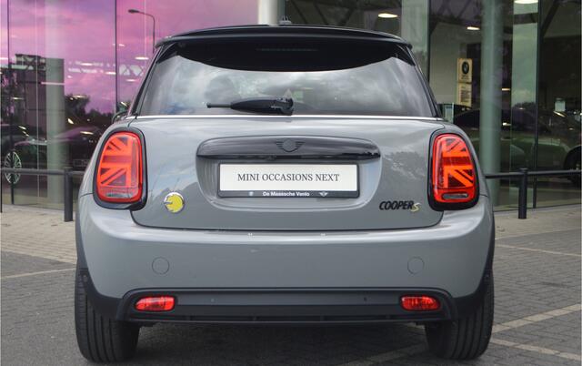 Mini Electric Classic / Panoramadak / Sportstoelen / Achteruitrijcamera / Cruise Control / LED / 16" LM Victory Spoke zwart