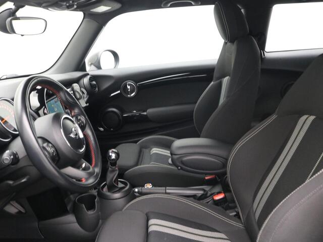 Mini John Cooper Works Mini 1.5 Business JCW / Navigatie / Cruise Control / All Seasonbanden / John Cooper Works Uitgevoerd / Airco Climate Control / LMV / Onderhoudshistorie Bekend / NL auto /
