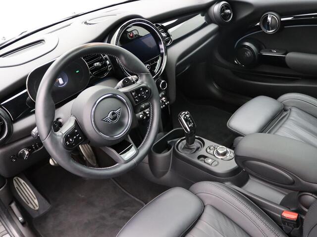 Mini John Cooper Works 3-deurs Comfort Plus Pakket | 18" JCW Circuit Spoke | Stuurwielrand Verwarmd | Glazen panoramadak | Piano Black Exterior pack | Harman-Kardon sound system | MINI Head-Up Display