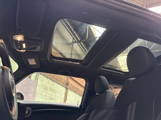 Mini John Cooper Works Mini 1.5 JCW Pack Automaat (PANORAMADAK, NAVIGATIE, CLIMATE, ZWART HEMEL, SPORTSTOELEN, PARKEERSENSOREN, CRUISE, NIEUWE APK, NIEUWSTAAT)
