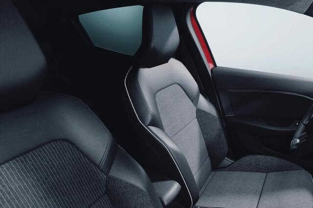 Mitsubishi COLT Intense+ 1.6 HEV | Achteruitrijcamera | Automatisch dimmende binnenspiegel | Bekleding synthetisch leder/stof zwart