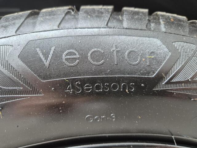 Mitsubishi ECLIPSE Cross 2.4 PHEV Plug-in Black Edition Automaat / Afneembare trekhaak / 1500kg Trekgewicht / Allseason banden / tot 8 jaar Garantie / Rondomzicht camera / Stuur-, Stoel en Achterbankverwarming / Adaptief CC /