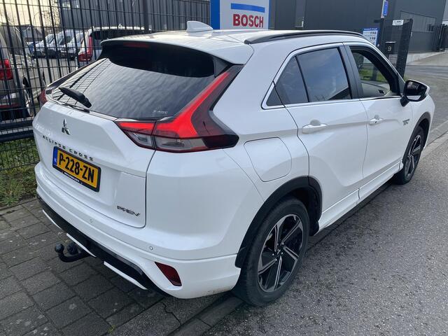 Mitsubishi ECLIPSE Cross 2.4 PHEV autom. 4WD Executive met o.a. stoel-/stuurverwarming, trekhaak, LED, lm velgen, etc.