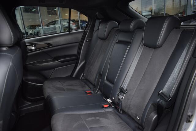 Mitsubishi ECLIPSE Cross 2.4 PHEV Intense+ | Navigatie | Camera | Trekhaak | Stoelverwarming |