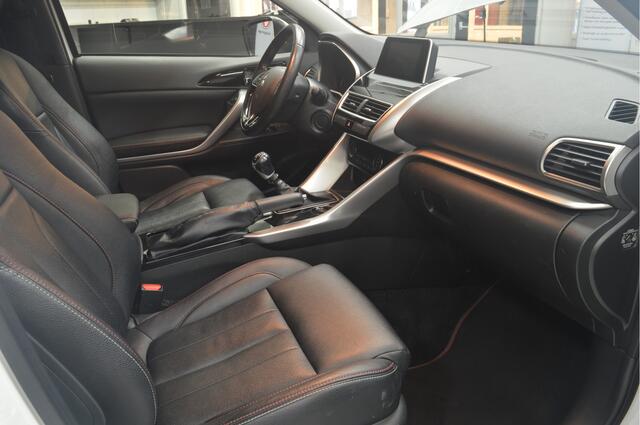 Mitsubishi ECLIPSE Cross 1.5 DI-T Intense S // LEDER // STOELVERWARMING // TREKHAAK // H.U.D. // CLIMA // CRUISE //