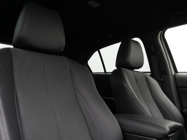 Mitsubishi ECLIPSE Cross 2.4 Black Edition Plug In Hybrid 188pk Dealer O.H. PHEV | Trekhaak Afn. | Adaptive Cruise | 360 Camera | Alcantara Sportstoelen & Stuur Verwarmd | Apple Carplay | Navigatie Via TomTom | Keyless | Blis | DAB |