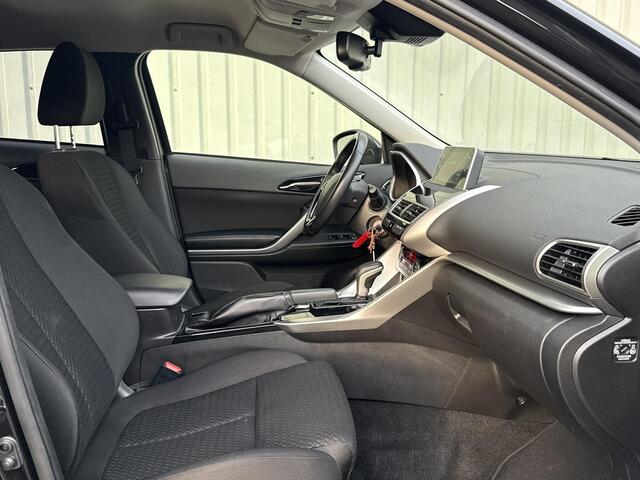 Mitsubishi ECLIPSE Cross 1.5 DI-T Intense AUTOMAAT / Trekhaak / Apple CarPlay & Android Auto / All Season banden / Trekhaak 1600KG trekgewicht / Achteruitrijcamera / Climate Control / Stoelverwarming /