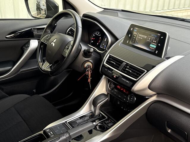 Mitsubishi ECLIPSE Cross 1.5 DI-T Intense AUTOMAAT / Trekhaak / Apple CarPlay & Android Auto / All Season banden / Trekhaak 1600KG trekgewicht / Achteruitrijcamera / Climate Control / Stoelverwarming /