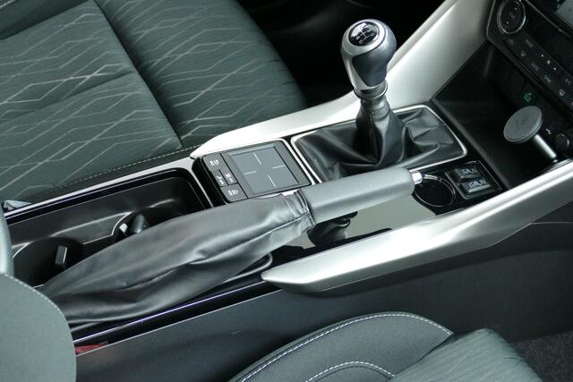 Mitsubishi ECLIPSE Cross 1.5 164pk DI-T First Edition 1-Eig. Camera, StoelVerw, Clima, Cruise, HUD, 18"LMV, Haak 1600kg