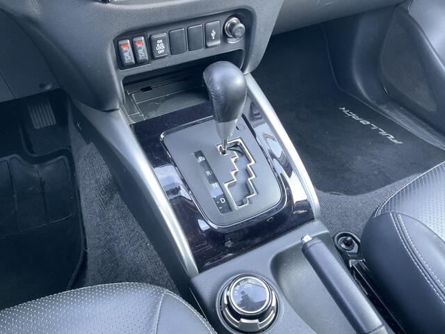 Mitsubishi L200 5-Pers 2.4D LX Double Cab Trekhaak 3500kg Leer Nav/Cam 5 zits