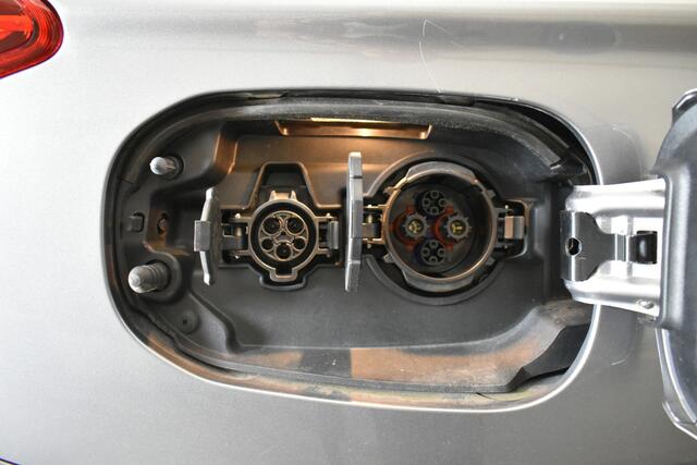 Mitsubishi OUTLANDER 2.4 PHEV Intense+ Trekh El aKlep Pano Leder SOH 83%