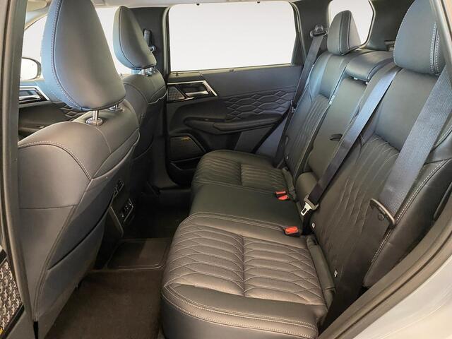 Mitsubishi OUTLANDER 2.4 PHEV Instyle | ¤2000 Voorraadkorting| Complete versie | Automatische achterklep | Stoel verwarming/ verkoeling | Schuif-kantel dak | 360 Camera |