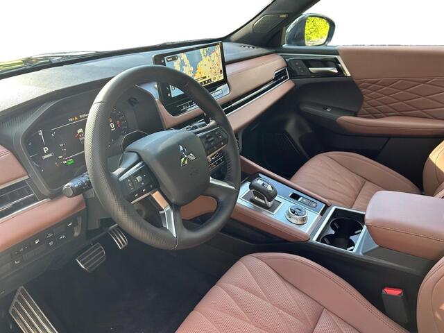 Mitsubishi OUTLANDER 2.4 PHEV Instyle+ Apple Carplay/Android Auto , achterbank verwarmd , elektrisch glazen panorama-dak , cruise control adaptief , elektrisch verstelb. bestuurdersstoel met geheugen , elektrisch bedienbare achterklep met sensorsturing , luxe lederen bekledin