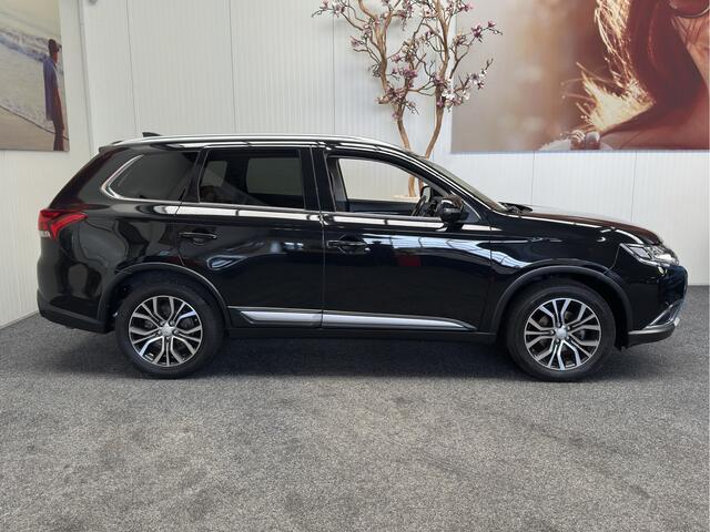 Mitsubishi OUTLANDER 2.0 EXECUTIVE EDITION 7 PERSOONS NAVIGATIE LEDER STOELVERWARMING CRUISE CONTROL CLIMATE CONTROL BLUETOOTH TELEFOON ACHTERUITRIJCAMERA ZEER MOOI !! 3010