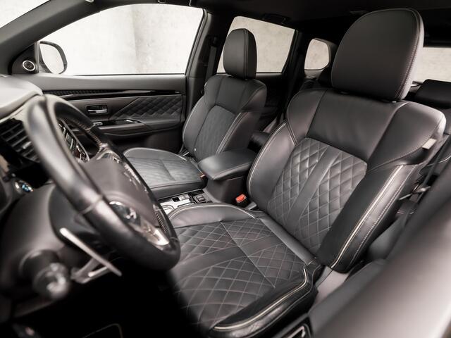 Mitsubishi OUTLANDER 2.4 PHEV Deluxe 240Pk Automaat (SCHUIFDAK, APPLE CARPLAY, NAVIGATIE, LEDER, STUUR/STOELVERWARMING, ELEK SPORTSTOELEN, 360 CAMERA, ADAPTIVE CRUISE, TREKHAAK, ZWART HEMEL, NIEUWSTAAT)