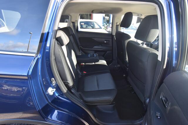 Mitsubishi OUTLANDER 2.0 Executive Edition 7-Pers , TREKHAAK , CLIMATR , NAVI , A UITRIJ CAM , LMV18 ,