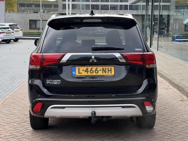 Mitsubishi OUTLANDER 2.4 PHEV Intense+ | Trekhaak | Navigatie | Sunroof |
