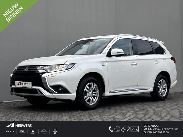 Mitsubishi OUTLANDER 2.4 PHEV Intense / Dealer onderhouden / Trekhaak 1.500 kg / Leder Alcantara / Achteruitrijcamera / Navigatie via Apple Carplay Android / 16" LM wielen /