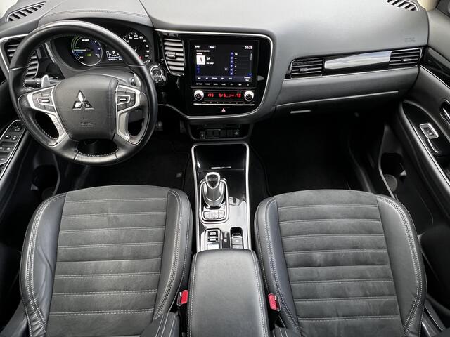 Mitsubishi OUTLANDER 2.4 PHEV Intense / Dealer onderhouden / Trekhaak 1.500 kg / Leder Alcantara / Achteruitrijcamera / Navigatie via Apple Carplay Android / 16" LM wielen /
