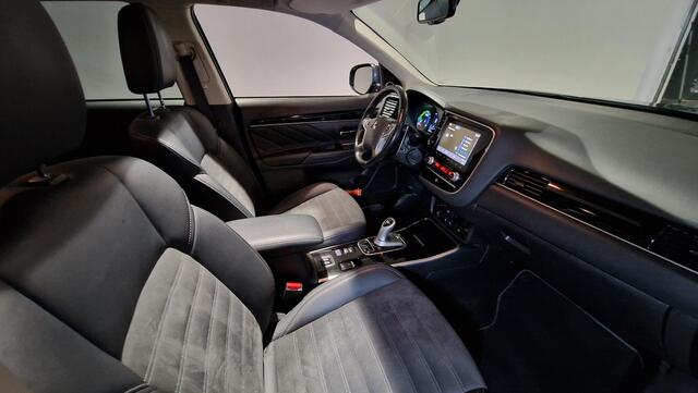 Mitsubishi OUTLANDER 2.4 PHEV Intense+ | Schuifdak | Trekhaak | Navigatie | Apple Carplay/Android Auto |