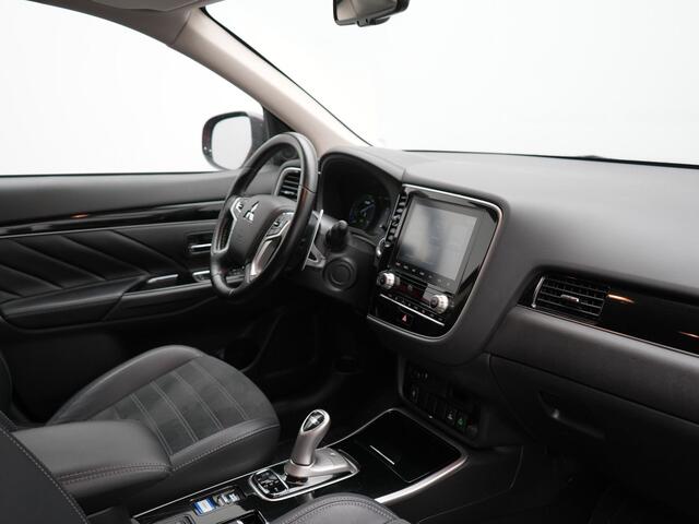 Mitsubishi OUTLANDER 2.4 Intense Plug In Hybrid 225pk Dealer O.H. PHEV | Cruise Control | Camera | Alcantara Sporstoelen Verwarmd | Keyless | Apple Carplay | Navigatie | DAB |