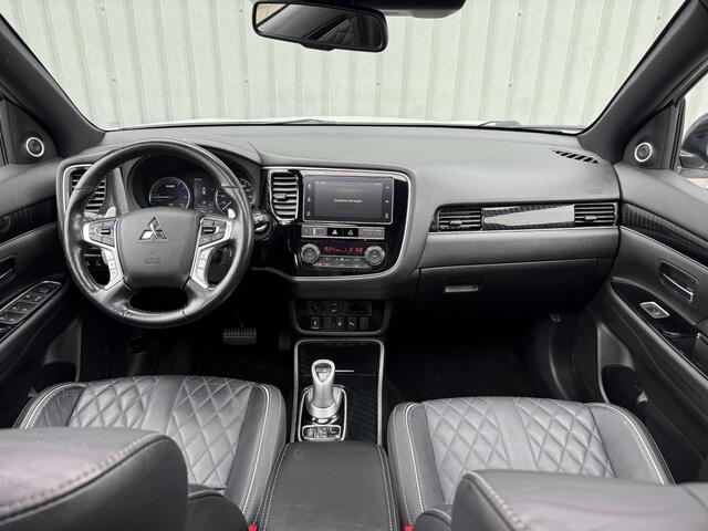 Mitsubishi OUTLANDER 2.4 PHEV Instyle / Full Options! / Dealer Onderhouden / Trekhaak 1.500 KG Trekgewicht / Schuif- & Kanteldak / Lederen Bekelding / Stoel- & Stuurverwarmng / Adaptieve Cruise Control / Climate Control / Fabrieksgarantie t/m 07-12-2026 /