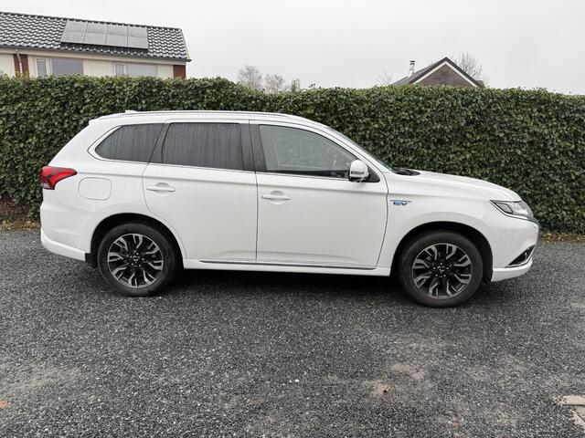Mitsubishi OUTLANDER 2.0 PHEV Prestige | Leer | Schuifdak | Navi | Autom. Airco | Cruise Control | Stoel + Stuur verwarming | Trekhaak | Privacy Glass | PDC | 360 Camera | Nieuwe APK!