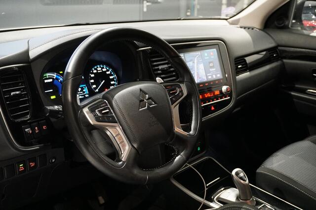 Mitsubishi OUTLANDER 2.4 PHEV Pure + TREKHAAK / CARPLAY / CAMERA / STOELVERWARMING /