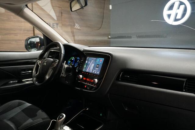 Mitsubishi OUTLANDER 2.4 PHEV Pure + TREKHAAK / CARPLAY / CAMERA / STOELVERWARMING /