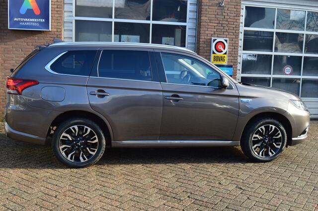 Mitsubishi OUTLANDER 2.0 PHEV PrestigeAutomaat, Electrische dakraam | Stuur/stoelverw