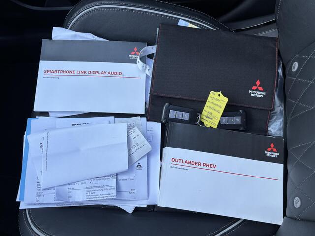 Mitsubishi OUTLANDER 2.4 PHEV Plug-in Instyle Automaat / Afn. Trekhaak / Garantie tot 9-2029 <160.000km / Adap Cruise / Dealer onderhouden / Panorama dak / 1500kg Trekgewicht / Rondomzicht Camera / Apple Carplay Android Auto / Allseason banden / Stuur & Stoelverwarming /