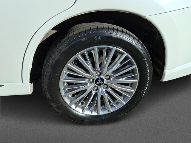 Mitsubishi OUTLANDER 2.4 PHEV Intense+ schuifdak | trekhaak | elektrische achterklep | Fabrieksgarantie tot 2027!