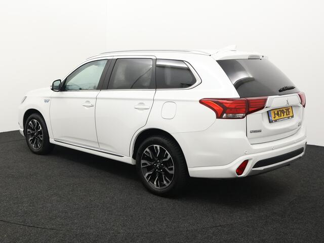 Mitsubishi OUTLANDER 2.0 PHEV Pure stuur en stoel-verw, airco, navi, aklep-autom, lane contr, cruisecont, half leer, arijcam, Apple Carplay/Android Auto, De Mitsubishi Outlander 2.0 PHEV Pure (2018, automaat) is een praktische en comfortabele plug-in hybride SUV die ideaal is