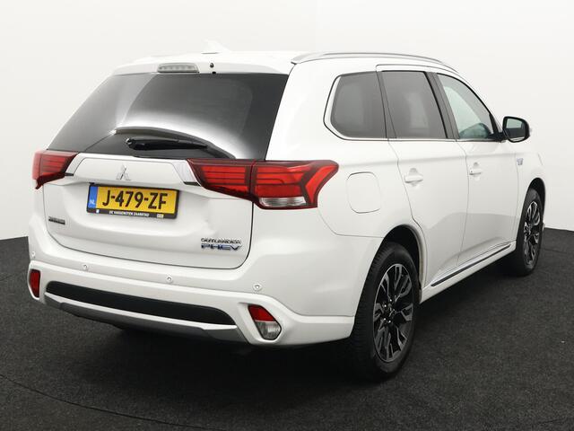 Mitsubishi OUTLANDER 2.0 PHEV Pure stuur en stoel-verw, airco, navi, aklep-autom, lane contr, cruisecont, half leer, arijcam, Apple Carplay/Android Auto, De Mitsubishi Outlander 2.0 PHEV Pure (2018, automaat) is een praktische en comfortabele plug-in hybride SUV die ideaal is