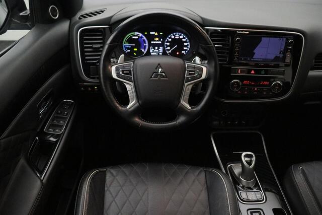 Mitsubishi OUTLANDER 2.4 PHEV S-Edition 4WD 2019 | Navigatie | DAB Radio | Cruise Control Adaptive | Stuurwiel Bediening | Achteruitrij Camera | Elektrische Achterklep | Lichtmetalen Velgen | Boekjes | 2 Sleutels
