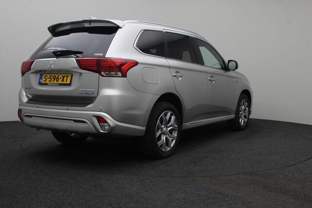 Mitsubishi OUTLANDER 2.4 PHEV S-Edition 4WD 2019 | Navigatie | DAB Radio | Cruise Control Adaptive | Stuurwiel Bediening | Achteruitrij Camera | Elektrische Achterklep | Lichtmetalen Velgen | Boekjes | 2 Sleutels