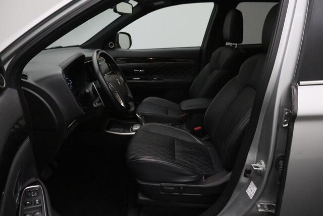 Mitsubishi OUTLANDER 2.4 PHEV S-Edition 4WD 2019 | Navigatie | DAB Radio | Cruise Control Adaptive | Stuurwiel Bediening | Achteruitrij Camera | Elektrische Achterklep | Lichtmetalen Velgen | Boekjes | 2 Sleutels