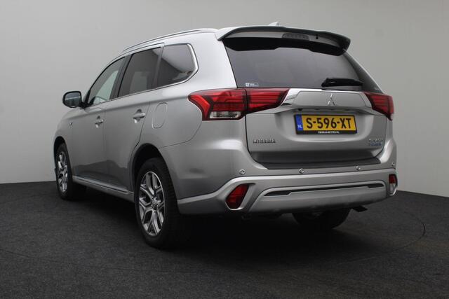Mitsubishi OUTLANDER 2.4 PHEV S-Edition 4WD 2019 | Navigatie | DAB Radio | Cruise Control Adaptive | Stuurwiel Bediening | Achteruitrij Camera | Elektrische Achterklep | Lichtmetalen Velgen | Boekjes | 2 Sleutels