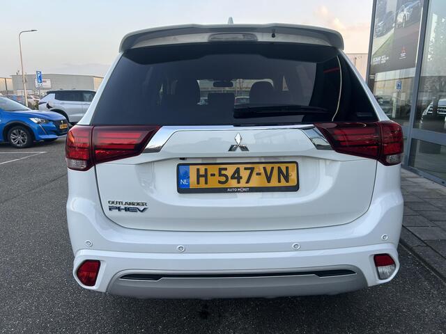 Mitsubishi OUTLANDER 2.4 PHEV Pure +