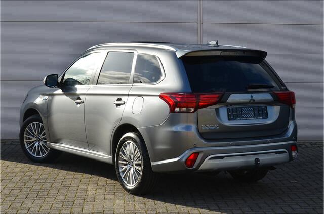 Mitsubishi OUTLANDER PHEV 2.4 INSTYLE 4WD | PLUG IN HYBRID | FULL OPTIONS | SoH 85 % | SCHUIFDAK | ADAPTIEF CRUISE | TREKHAAK 1500KG | FABRIEKSGARANTIE TOT 21-01-2029* | ALL IN RIJKLAARPRIJS