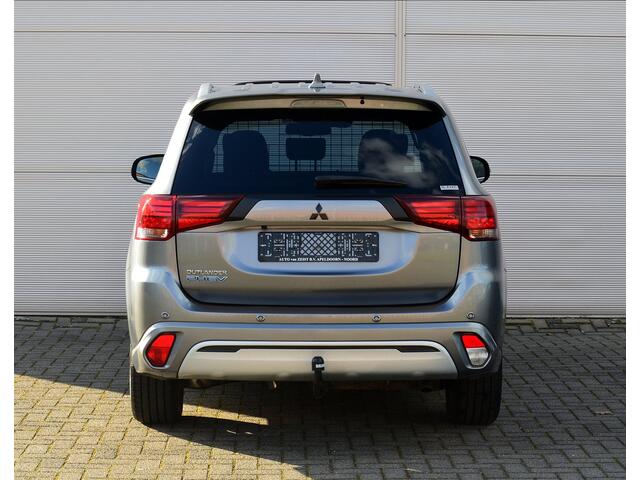 Mitsubishi OUTLANDER PHEV 2.4 INSTYLE 4WD | PLUG IN HYBRID | FULL OPTIONS | SoH 85 % | SCHUIFDAK | ADAPTIEF CRUISE | TREKHAAK 1500KG | FABRIEKSGARANTIE TOT 21-01-2029* | ALL IN RIJKLAARPRIJS
