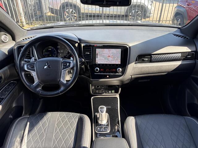 Mitsubishi OUTLANDER 2.4 PHEV Intense+ / Trekhaak / Schuifdak / Navigatie / Achteruitrijcamera /