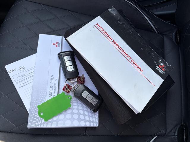 Mitsubishi OUTLANDER 2.4 PHEV Intense+ / Trekhaak / Schuifdak / Navigatie / Achteruitrijcamera /