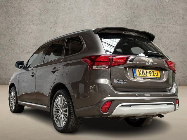 Mitsubishi OUTLANDER 2.4 PHEV Deluxe 225Pk Automaat (APPLE CARPLAY, GROOT NAVI, CAMERA, LEDER/ALCANTARA, STOELVERWARMING, SPORTSTOELEN, GETINT GLAS, CRUISE, NIEUWSTAAT)