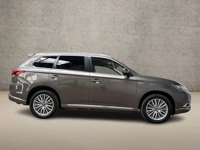 Mitsubishi OUTLANDER 2.4 PHEV Deluxe 225Pk Automaat (APPLE CARPLAY, GROOT NAVI, CAMERA, LEDER/ALCANTARA, STOELVERWARMING, SPORTSTOELEN, GETINT GLAS, CRUISE, NIEUWSTAAT)