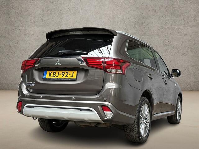 Mitsubishi OUTLANDER 2.4 PHEV Deluxe 225Pk Automaat (APPLE CARPLAY, GROOT NAVI, CAMERA, LEDER/ALCANTARA, STOELVERWARMING, SPORTSTOELEN, GETINT GLAS, CRUISE, NIEUWSTAAT)