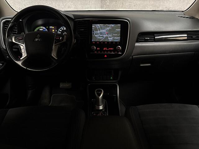Mitsubishi OUTLANDER 2.4 PHEV Deluxe 225Pk Automaat (APPLE CARPLAY, GROOT NAVI, CAMERA, LEDER/ALCANTARA, STOELVERWARMING, SPORTSTOELEN, GETINT GLAS, CRUISE, NIEUWSTAAT)