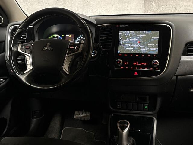 Mitsubishi OUTLANDER 2.4 PHEV Deluxe 225Pk Automaat (APPLE CARPLAY, GROOT NAVI, CAMERA, LEDER/ALCANTARA, STOELVERWARMING, SPORTSTOELEN, GETINT GLAS, CRUISE, NIEUWSTAAT)