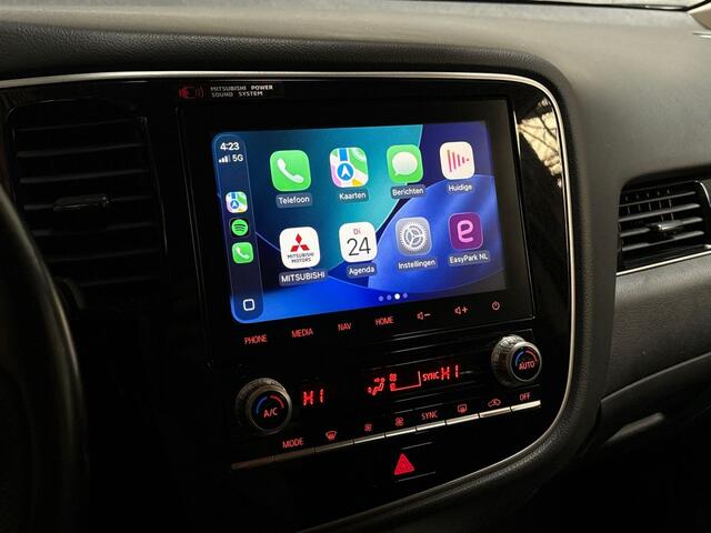 Mitsubishi OUTLANDER 2.4 PHEV Deluxe 225Pk Automaat (APPLE CARPLAY, GROOT NAVI, CAMERA, LEDER/ALCANTARA, STOELVERWARMING, SPORTSTOELEN, GETINT GLAS, CRUISE, NIEUWSTAAT)