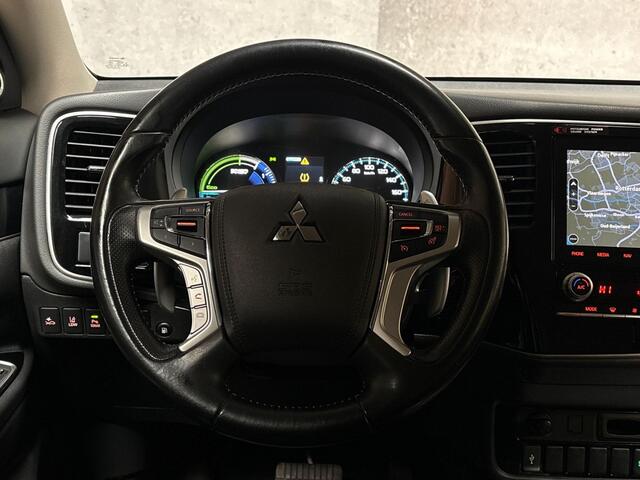 Mitsubishi OUTLANDER 2.4 PHEV Deluxe 225Pk Automaat (APPLE CARPLAY, GROOT NAVI, CAMERA, LEDER/ALCANTARA, STOELVERWARMING, SPORTSTOELEN, GETINT GLAS, CRUISE, NIEUWSTAAT)